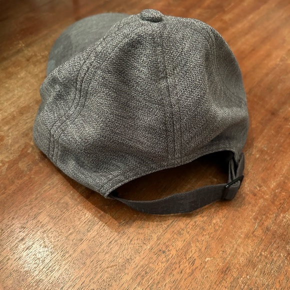 Women’s Under Armour workout baseball hat - Picture 2 of 2